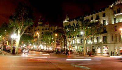 [ Artsy Barcelona at night shot ]