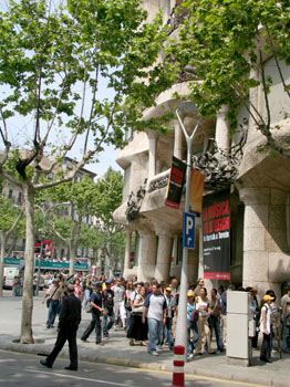 [ Lineup for Gaudi apartments ]