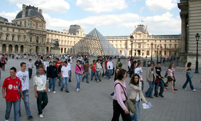 [ Students in front of the Louvre ]