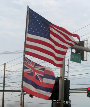[ US and Hawaiian flag ]