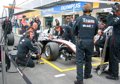 [

McLaren pit stop practice ]