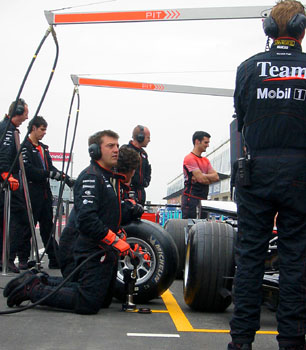 [

McLaren pit stop practice ]