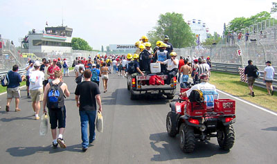 [

The crowd walks towards the pit straight ]