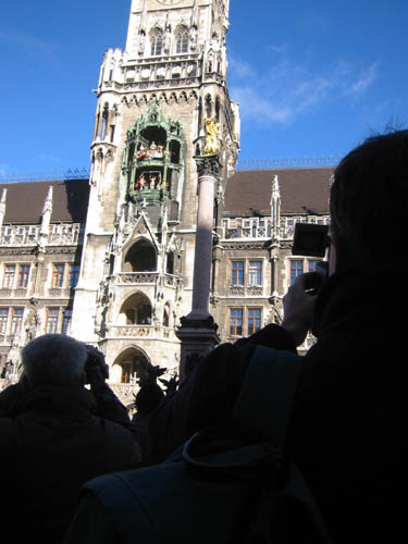 [ Photographing the glockenspiel ]