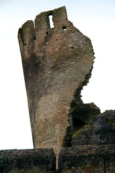 [ Broken tower of Caerphilly Castle ]