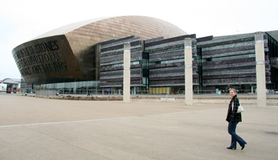 [ Emma and the opera building ]